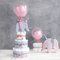 Een taart van luiers, gedecoreerd met olifanten en ballonnen