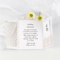 Uitnodiging voor bruiloft met bloemen van karton