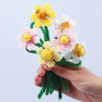 Bloemen van Nabbi strijkkralen met chenille en pompoms