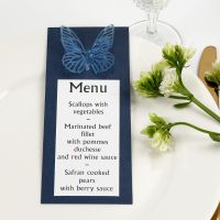 Blauwe menukaart met geponste vellum vlinder
