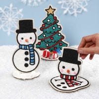 Decoratieve houten sneeuwmannen en een kerstboom gevuld met Foam Clay