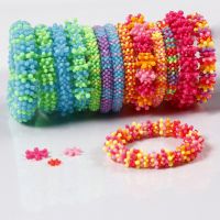 Regenboog armbanden van platte plastic kralen