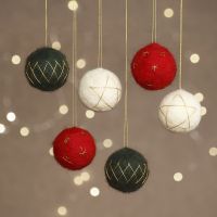 Genaaldvilte kerstballen van styropor met gouddraad