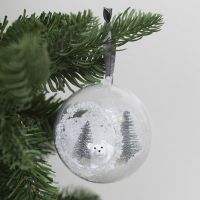 Kerstbal met opening aan de voorkant gedecoreerd met minifiguren en kunstsneeuw