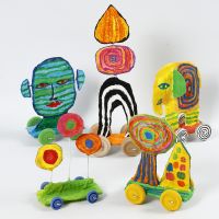 Sculpturen op wielen van gerecycled karton en gipsgaas