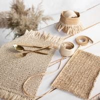 Placemats gebreid van papieren raffia met tassels