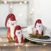 Houten kerstman bedekt met gipsgaas