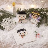 Sneeuwvlok, sneeuwpop, kerstkaarsen en engel, allemaal gemaakt met BioBeads