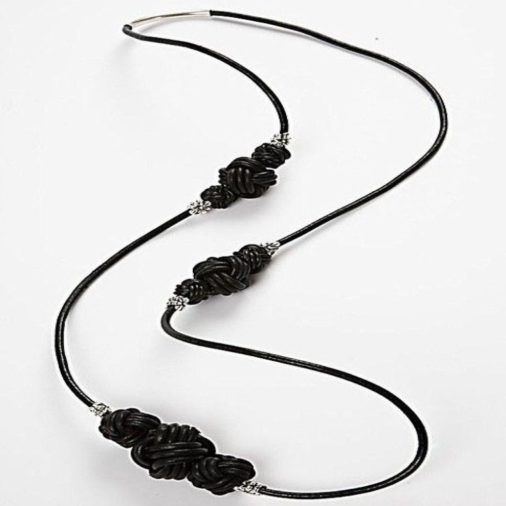 Ketting van leerkoord met sierknoop