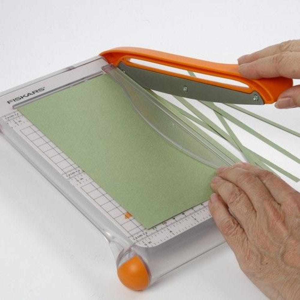 Papier-mâché ei gedecoreerd met quilling
