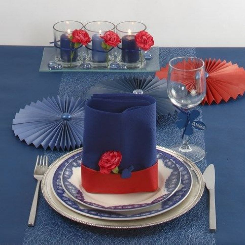 Een blauw gedekte tafel met een spannend tintje