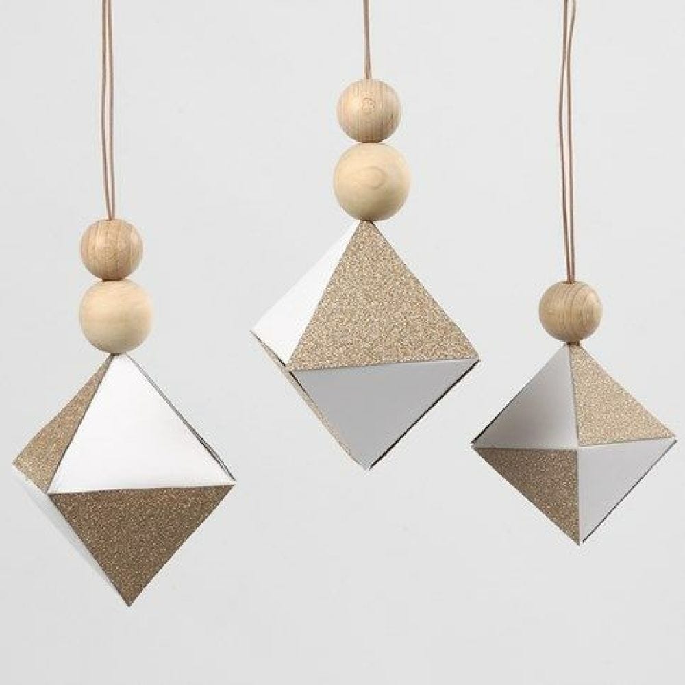 Decoraties als diamanten met stukken glitter design papier