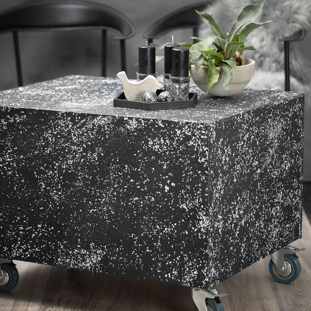 Een palletpodium met een terrazzo look