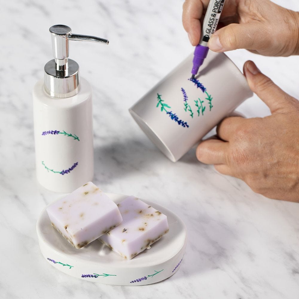Zeepbakje en zeepdispenser versierd met porseleinstiften