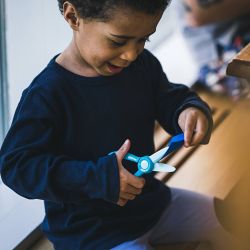 Fiskars kinderschaar met activiteitenboek