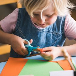 Fiskars kinderschaar met activiteitenboek