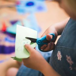 Fiskars kinderschaar met activiteitenboek